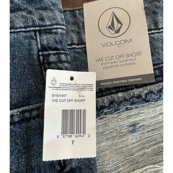 Volcom Yae Juniors Size 7 Blue Denim distressed Cut-off Shorts NWT - Picture 3 of 16